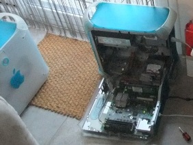 Photo d'un Mac G3 bleu et blanc ouvert