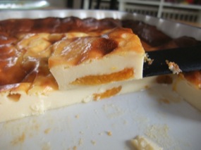 Vue d'une part du clafoutis flan aux abricots