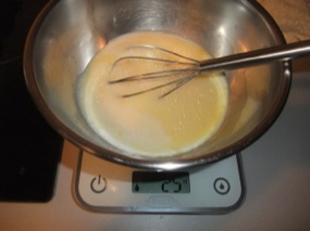 photo montrant le lait ajouté aux oeufs