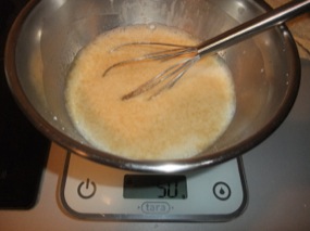 Photo avec le sucre roux saupoudré sur l'appareil à flan