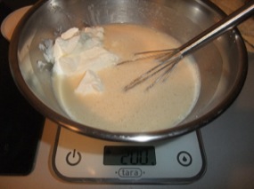 Iceberg de fromage blanc dans le mélange oeuf, lait, sucre, maïzena