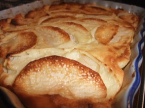Gros plan sur le clafoutis-flan aux pommes