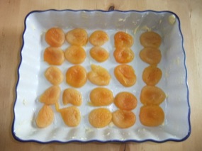 Photo du plat beurré recouvert de 1/2 abricots secs réhydratés