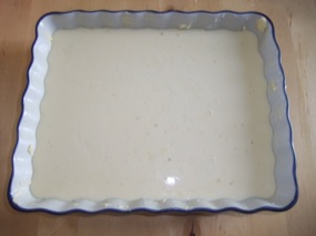 photo du plat avec les abricots recouverts de l'appareil à flan