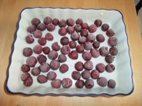 Plat beurré dont le fond est recouvert de cerises congelées