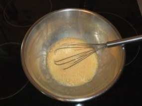 Un cul de poule avec 4 oeufs battus