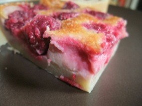 Une belle part de clafoutis à la cerise à faire baver un bloc de granit