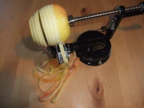 Photo d'une pomme dans l'épluche-coupe pommes
