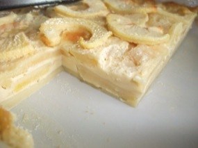 Photo macro du clafoutis coupé