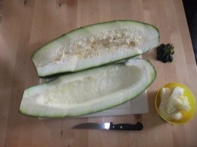 Photo de la courgette coupée en 2 dont une 1/2 est vidée.