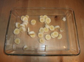 Des rondelles de bananes dans le plat