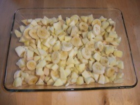 Bananes, pommes et poires dans le plat