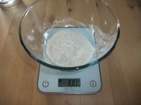 Photo d'un saladier avec 100g de farine de blé