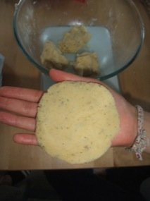 Le pâton est simplement écrésé entre les main pour former une galette de pâte