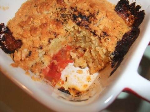 La couche de pâte suggère que ce crumble fait office de féculents