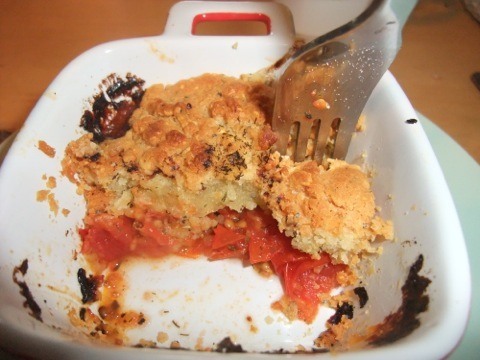 On voit bien, ici, les 2 couches avec pâte à crumble sur lit de tomates confites