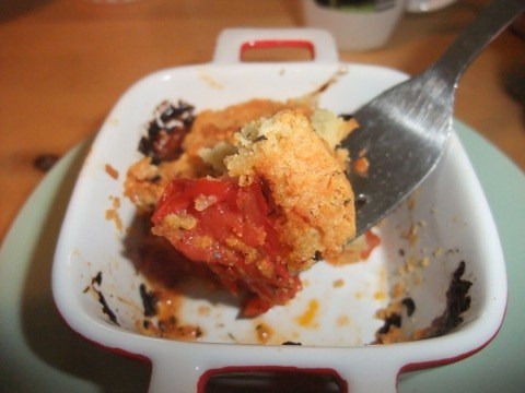Gros plan sur une bouchée de crumble à la tomate