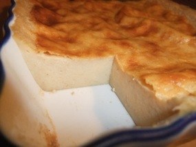 Photo du plat contenant le flan avec une part en moins
