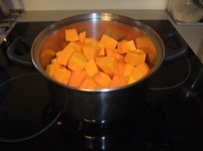 Casserole remplie de cube de potimarron