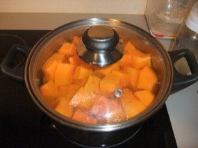 Casserole avec cubes de portimarron plongés dans l'eau ; couvercle en place.