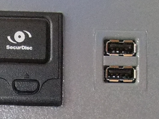 Gros plan sur l'intégration des prises USB en façade
