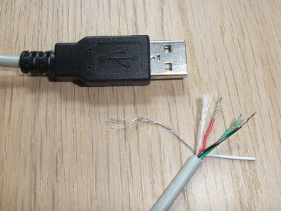 Photo d'une prise USB et l'extrémité du câble dénudée
