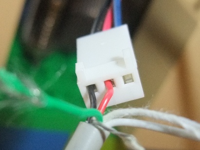 Photo du connecteur avec le cable USB inséré