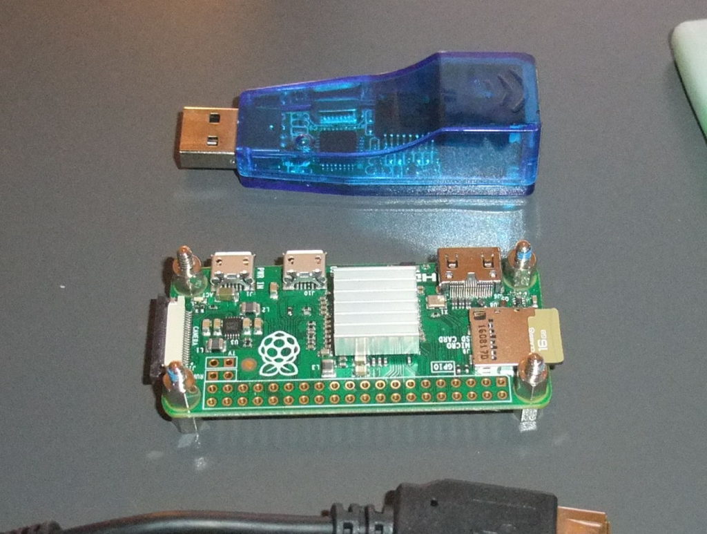 Photo d'un Raspberry Pi Zero comparé à un adaptateur USB vers RJ45 