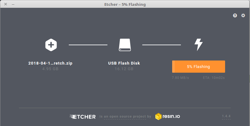 Capture d'écran de l'application Etcher en train d'écrire l'image de Raspbian sur Clef USB